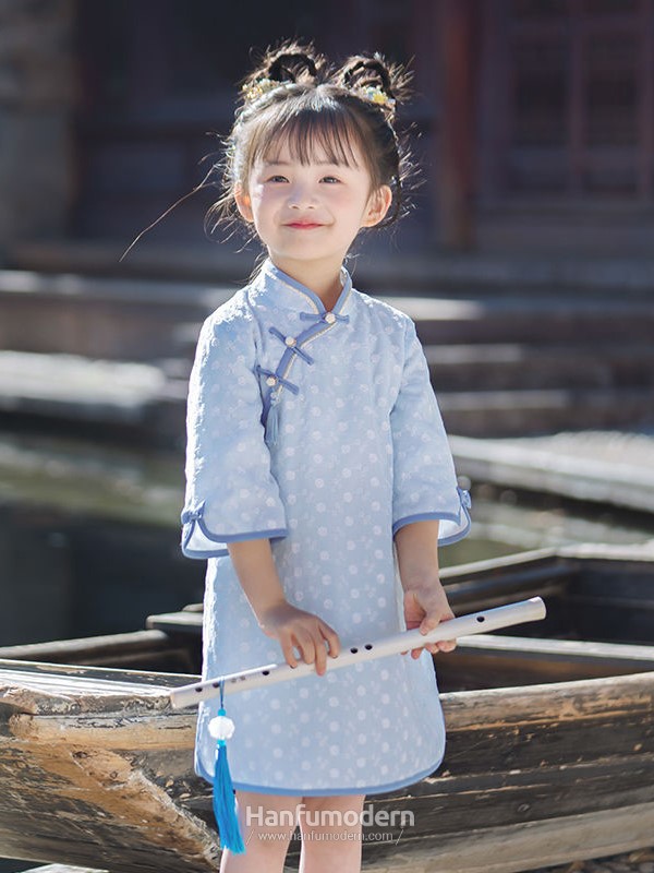 Hanfumodern blue cheongsam girl 3.jpg