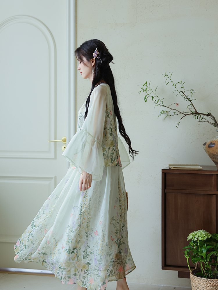 Modern Hanfu Outfit Embroidered Tea Dress5.jpg Modern Hanfu Outfit Embroidered Tea Dress5.jpg