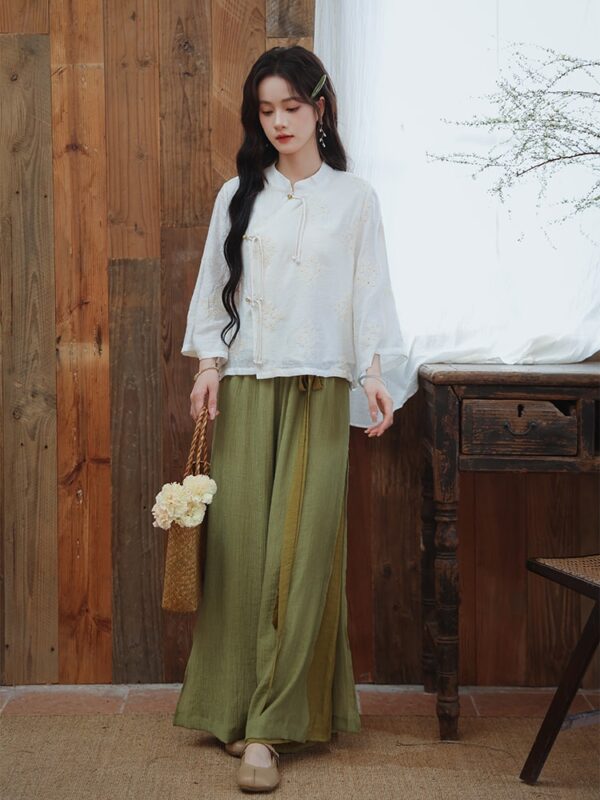 Modern Hanfu Outfit Female with Embroidered Top6.jpg