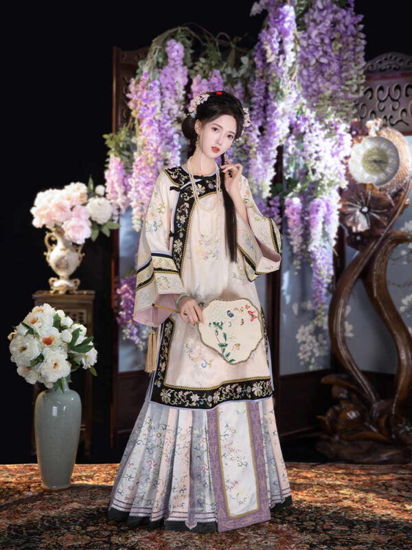 Qing Dynasty Clothes Womens Embroidery Hanfu Dress1.jpg