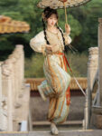 hqhf10022 modern hanfu gold ivory front umbrella look.jpg