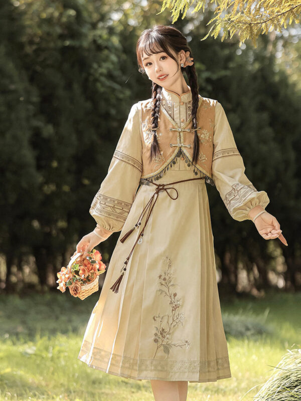 hqhf10028 modern hanfu beige tan front garden look.jpg