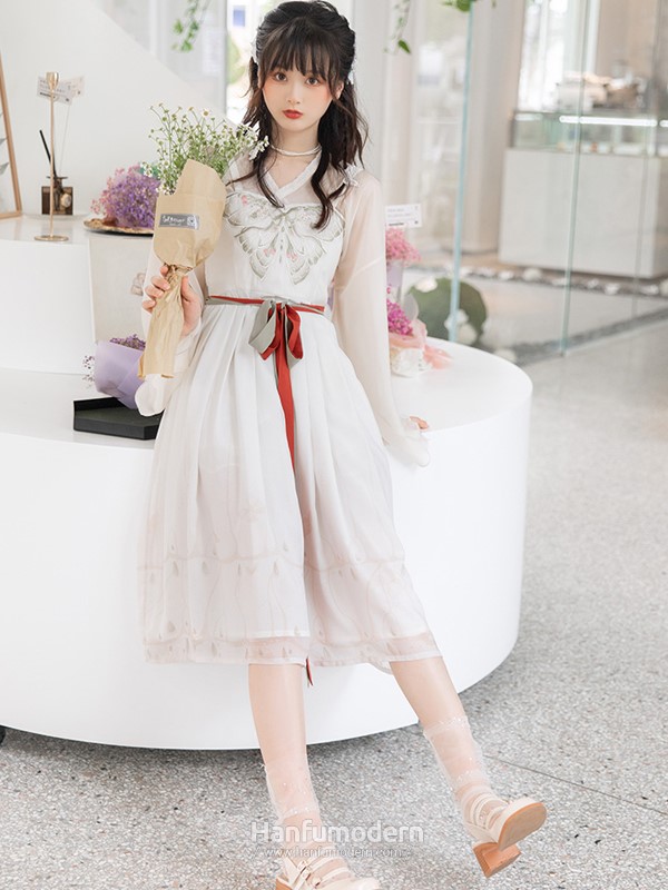 modernized hanfu 1.jpg