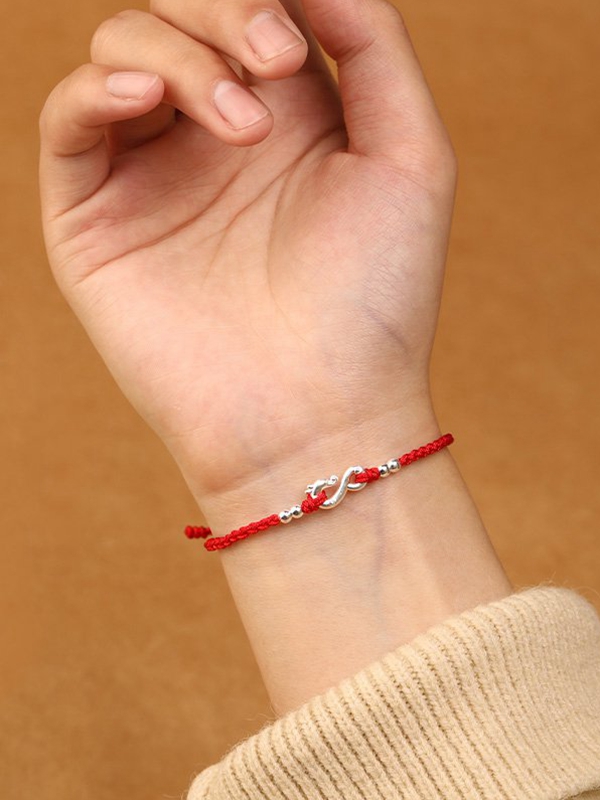 red string bracelets 4.jpg
